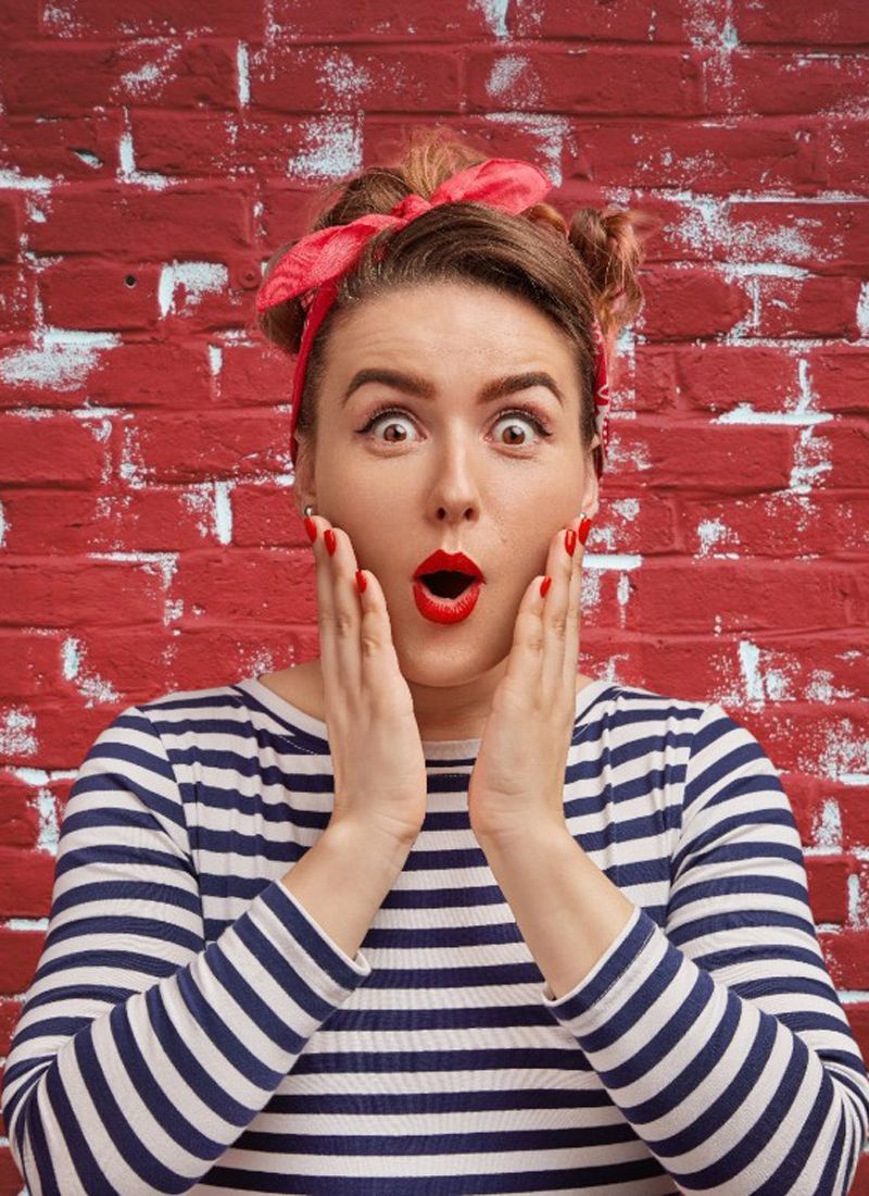 Una chica con cara de sorprendida.